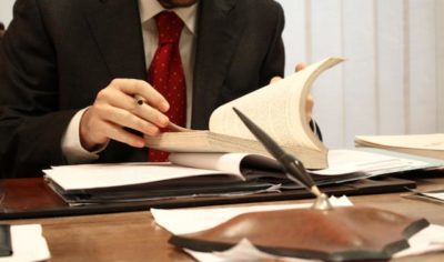 El notario revisa la hipoteca e informa al usuario