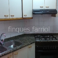 Piso con ascensor, muebles y aire acondicionado