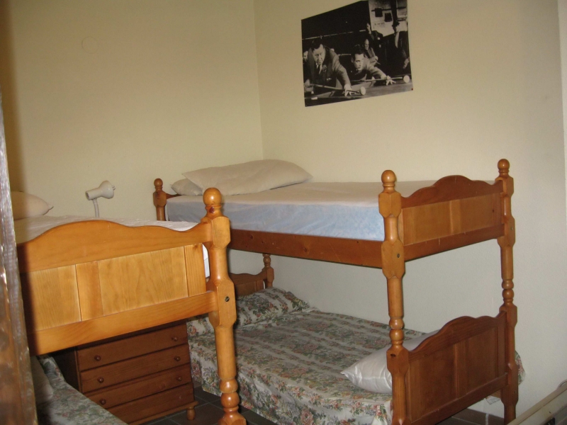 Dormitorio con cuatro literas