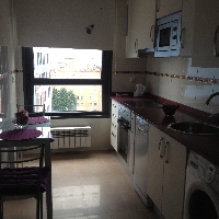 SE ALQUILA PISO DE LUJO FRENTE NUEVO  HUCA