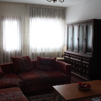 Edificio de dos pisos y local comercial 