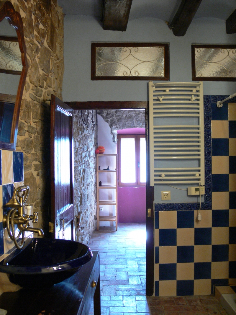 Baño y al fondo habitación 2, individual