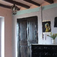 Casa de piedra en pequeño pueblo