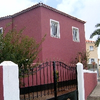 se vende bonita casa con encanto de color tierra