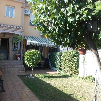 Oportunidad. Bonita casa con jardin a la entrada de santa fe