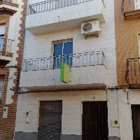 bajo comercial y dos pisos 