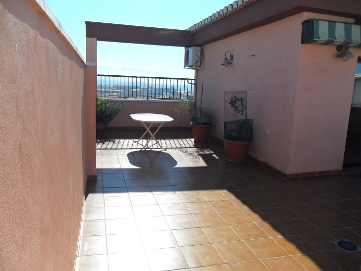 Terraza vista lateral a la Sierra