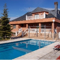 Chalet individual de 370m2 en parcela de 1000m2 con piscina