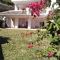 Bajo con jardin con vistas al mar