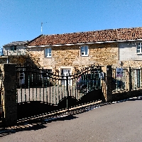 casa de piedra de 200m con finca de 4000m.