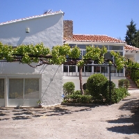 Chalet Individual con Piscina en Parcela Amplia a 5 mins de Toledo