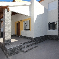 Bungalow dúplex recién reformado con solárium privado, piscina, parking y trastero en la urbanización El Edén de Guardamar del Segura.