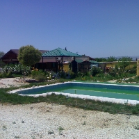 Casa con piscina en parcela de 2500m.