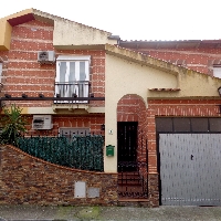 Casa unifamiliar entre medianeras en venta en Las Herencias,  Toledo. 