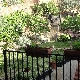 Jardín con árboles frutales y barbacoa. Detrás de la cancela hay 40mts2 más de jardín.