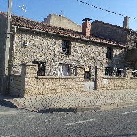 Casa de piedra adosada