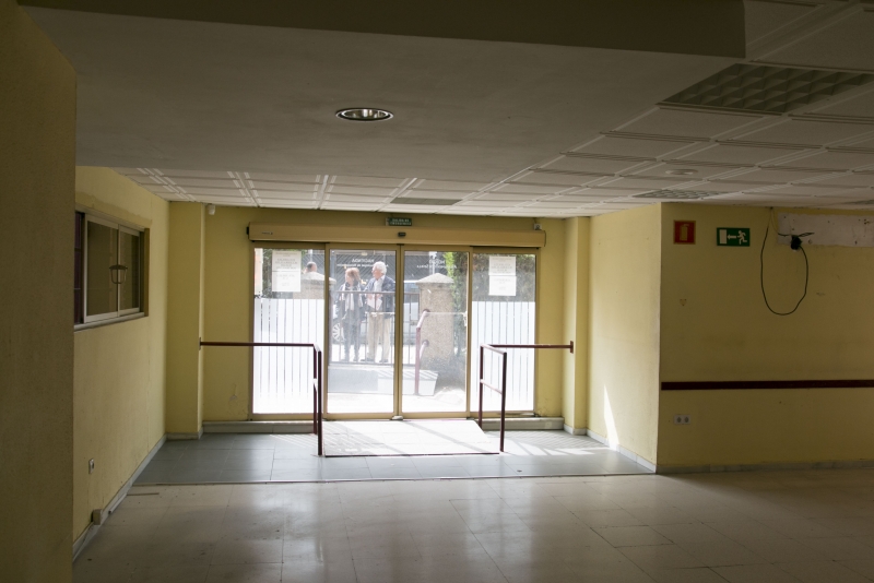 Entrada principal con acceso para minusválidos y puerta blindada