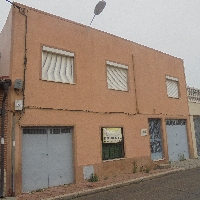 Casa de dos plantas con corral