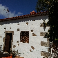 casa canaria de piedra y tejados