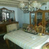 CASA ANTIGUA CON PAREDES DE PIEDRA Y VIGAS DE MADERA 