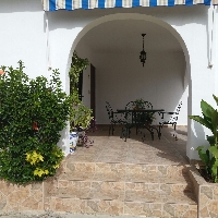 Chalet de estilo mediterráneo con piscina, huerto y jardín