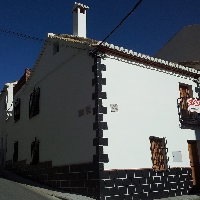 CASA COMPLETAMENTE REFORMADA