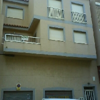 Edificio tipo duplex con local comercial y altillo.