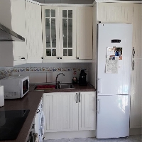 CHALET PAREADO DE 4 HABITACIONES, JARDÍN Y PISCINA EN COBEÑA