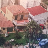 Casa de campo en centro población con gran espacio ajardinado