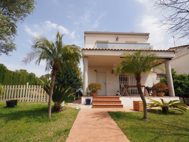 Chalet en alquiler vacacional con piscina en Lliria Chalet en alquiler vacacional con piscina en Lliria
