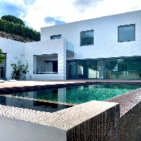 Casa grande en venta o alquiler con piscina en Alella