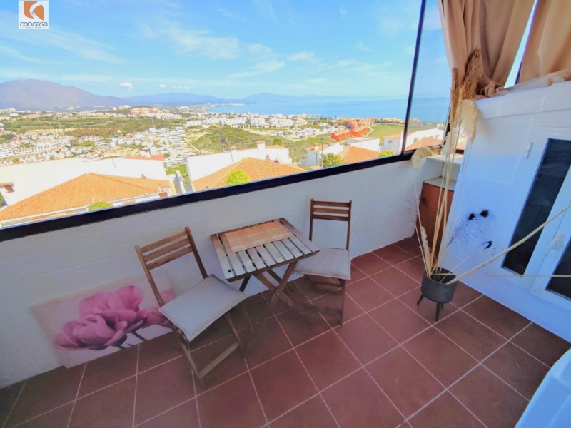 Studio for sale with pool and sea views in Estepona..