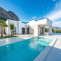 Villa de nueva construcción de una planta y piscina privada en Polop