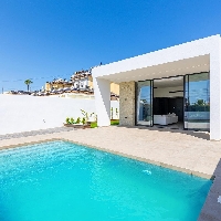 Chalet de una planta con 3 dormitorios y piscina privada en Torrevieja Chalet de una planta con 3 dormitorios y piscina privada en Torrevieja