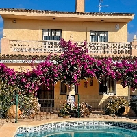 Chalet en venta con piscina y parcela en Lliria