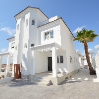 Chalet en venta obra nueva con jardín en La Marina