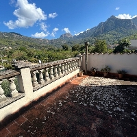 Casa con pequeño jardín en las afueras de Sóller