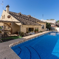 Chalet grande en venta con piscina en Paterna