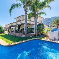 Villa grande en venta con piscina en El Montgó Denia