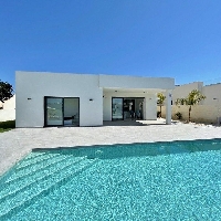 Villa de nueva construción con 3 dormitorios y piscina privada a la venta en Rafal(Alicante)