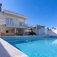 Chalet independiente en venta con piscina en Almazora