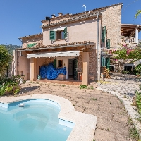 Casa en venta con jardín y piscina en Sóller