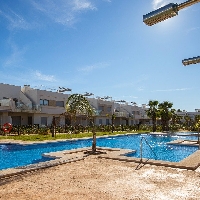 Bungalow de planta alta con 2 dormitorios y solarium privado a la venta en Golf Resort(Orihuela)
