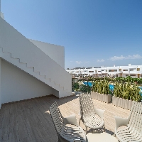 Bungalow de planta alta con 2 dormitorios y solarium privado en Vistabella Golf(Orihuela)