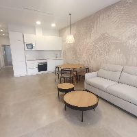 Apartamento llave en mano de planta baja con 2 dorm. a escasos pasos de la playa en Torrevieja