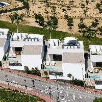 Exclusiva villa con 3 dormitorios, sótano y piscina privada en Santa Rosalia Lake and Life Resort