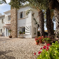 Villa en venta con piscina primera línea playa Denia
