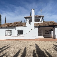 Villa independiente de estilo mediterráneo con 3 dormitorios a la venta en Fuente Alamo - Murcia