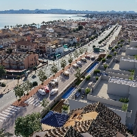 Ático de 3 dormitorios con solarium privado y vistas al mar a 250m de la playa en Los Alcázares