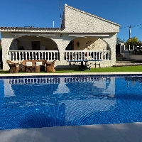 Chalet independiente en venta en urbanización de Llíria